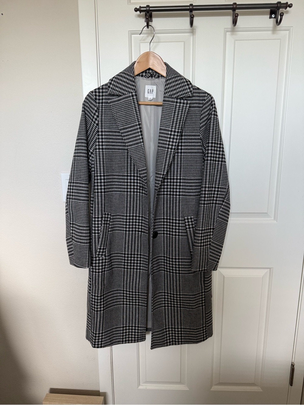 GAP Women’s Black and White Glen Plaid Coat